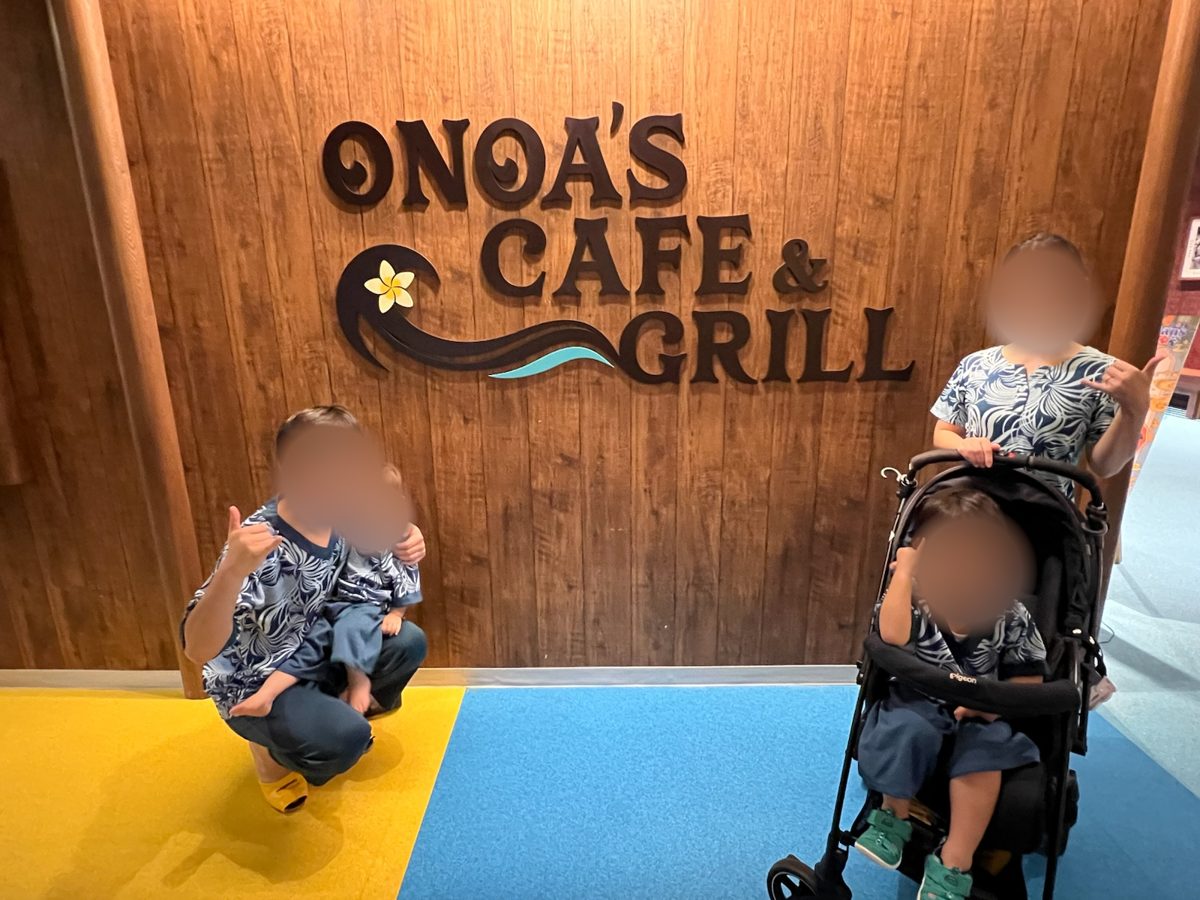 カフェの看板の前で