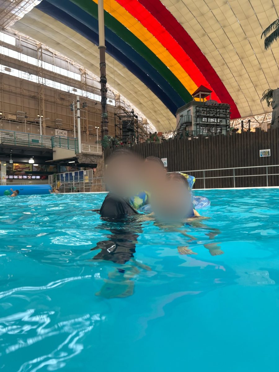 虹色の屋根の下で